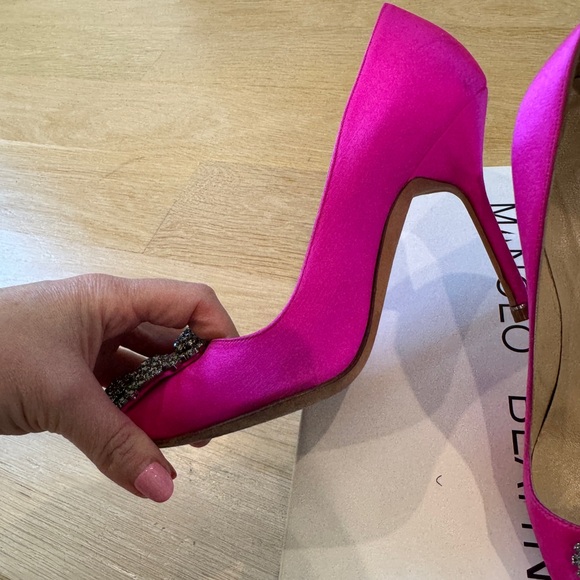 Manolo Blahnik Hangisi Silk Pumps size 36 - Picture 13 of 16